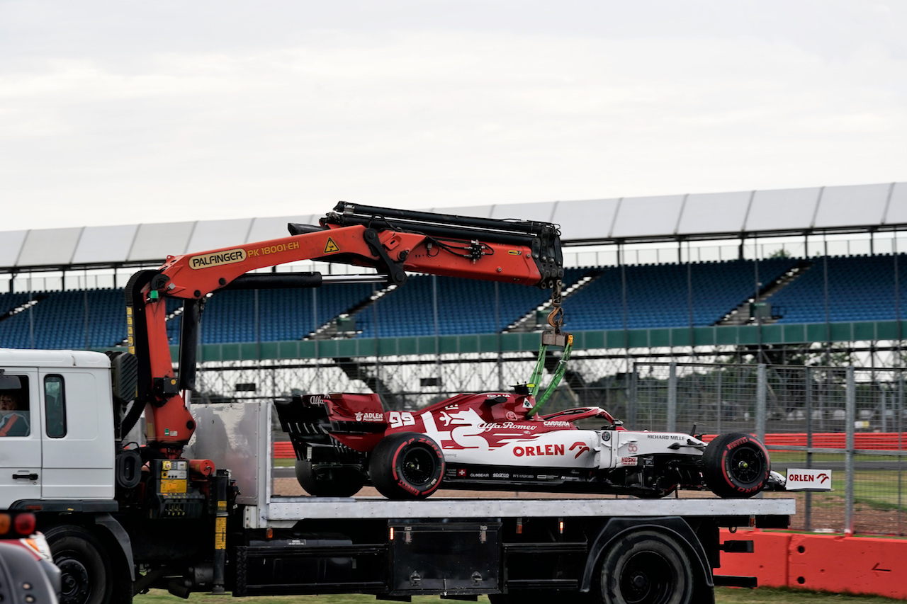 GP 70esimo ANNIVERSARIO, The Alfa Romeo Racing C39 of Antonio Giovinazzi (ITA) Alfa Romeo Racing is recovered back to the pits on the back of a truck in the second practice session.                               
07.08.2020. Formula 1 World Championship, Rd 5, 70th Anniversary Grand Prix, Silverstone, England, Practice Day.
- www.xpbimages.com, EMail: requests@xpbimages.com © Copyright: Dungan / XPB Images