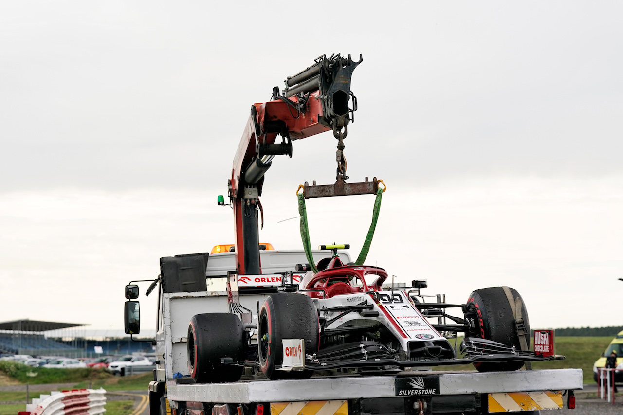 GP 70esimo ANNIVERSARIO, The Alfa Romeo Racing C39 of Antonio Giovinazzi (ITA) Alfa Romeo Racing is recovered back to the pits on the back of a truck in the second practice session.                               
07.08.2020. Formula 1 World Championship, Rd 5, 70th Anniversary Grand Prix, Silverstone, England, Practice Day.
- www.xpbimages.com, EMail: requests@xpbimages.com © Copyright: Dungan / XPB Images