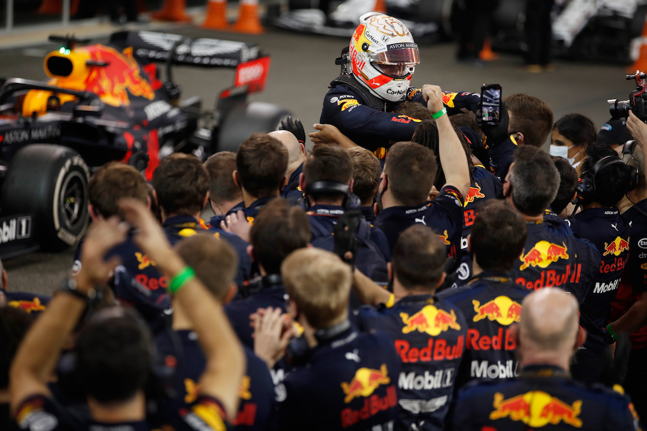 GP ABU DHABI, Gara winner Max Verstappen (NLD) Red Bull Racing celebrates with the team in parc ferme.
13.12.2020. Formula 1 World Championship, Rd 17, Abu Dhabi Grand Prix, Yas Marina Circuit, Abu Dhabi, Gara Day.
- www.xpbimages.com, EMail: requests@xpbimages.com © Copyright: FIA Pool Image for Editorial Use Only