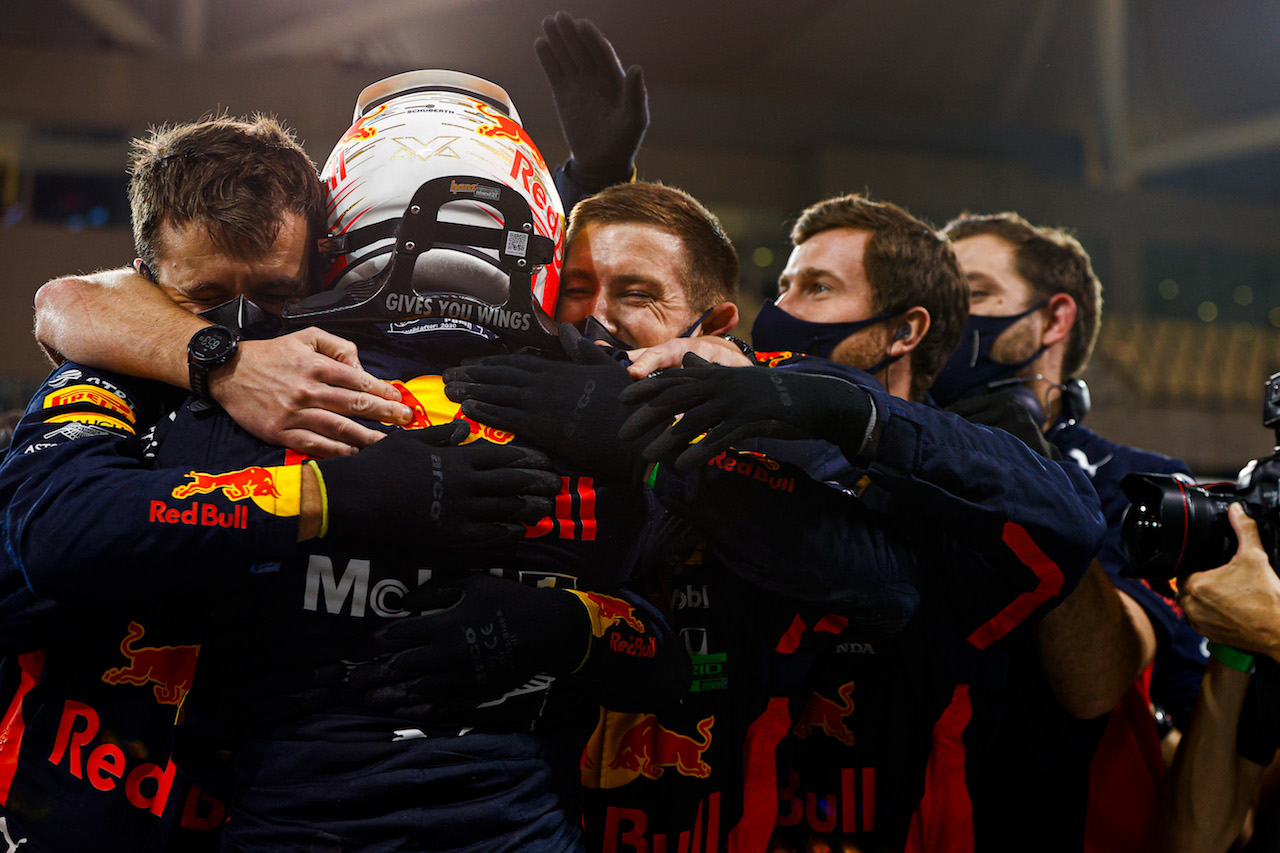 GP ABU DHABI, Gara winner Max Verstappen (NLD) Red Bull Racing celebrates with the team in parc ferme.
13.12.2020. Formula 1 World Championship, Rd 17, Abu Dhabi Grand Prix, Yas Marina Circuit, Abu Dhabi, Gara Day.
- www.xpbimages.com, EMail: requests@xpbimages.com © Copyright: FIA Pool Image for Editorial Use Only