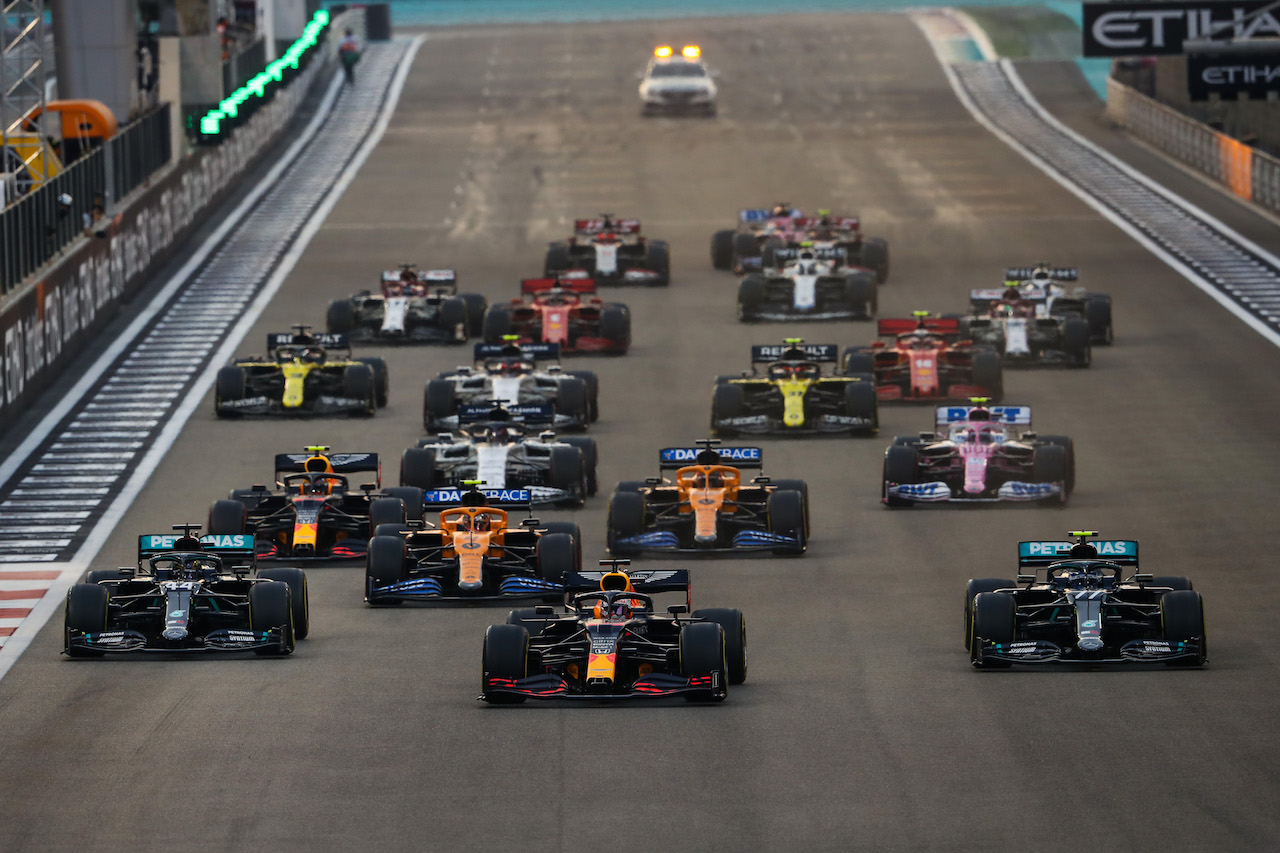 GP ABU DHABI, Max Verstappen (NLD) Red Bull Racing RB16 davanti a at the partenza of the race.
13.12.2020. Formula 1 World Championship, Rd 17, Abu Dhabi Grand Prix, Yas Marina Circuit, Abu Dhabi, Gara Day.
- www.xpbimages.com, EMail: requests@xpbimages.com © Copyright: FIA Pool Image for Editorial Use Only