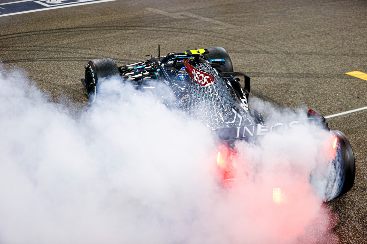 GP ABU DHABI, Valtteri Bottas (FIN) Mercedes AMG F1 W11 - doughnuts at the end of the race.
13.12.2020. Formula 1 World Championship, Rd 17, Abu Dhabi Grand Prix, Yas Marina Circuit, Abu Dhabi, Gara Day.
- www.xpbimages.com, EMail: requests@xpbimages.com © Copyright: FIA Pool Image for Editorial Use Only