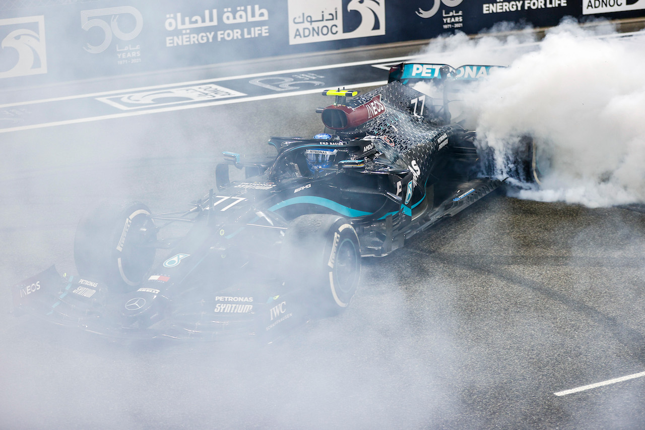 GP ABU DHABI, Valtteri Bottas (FIN) Mercedes AMG F1 W11 - doughnuts at the end of the race.
13.12.2020. Formula 1 World Championship, Rd 17, Abu Dhabi Grand Prix, Yas Marina Circuit, Abu Dhabi, Gara Day.
- www.xpbimages.com, EMail: requests@xpbimages.com © Copyright: FIA Pool Image for Editorial Use Only