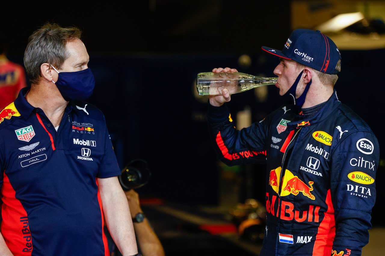 GP ABU DHABI, (L to R): Paul Monaghan (GBR) Red Bull Racing Chief Engineer with vincitore Max Verstappen (NLD) Red Bull Racing in parc ferme.
13.12.2020. Formula 1 World Championship, Rd 17, Abu Dhabi Grand Prix, Yas Marina Circuit, Abu Dhabi, Gara Day.
- www.xpbimages.com, EMail: requests@xpbimages.com © Copyright: FIA Pool Image for Editorial Use Only