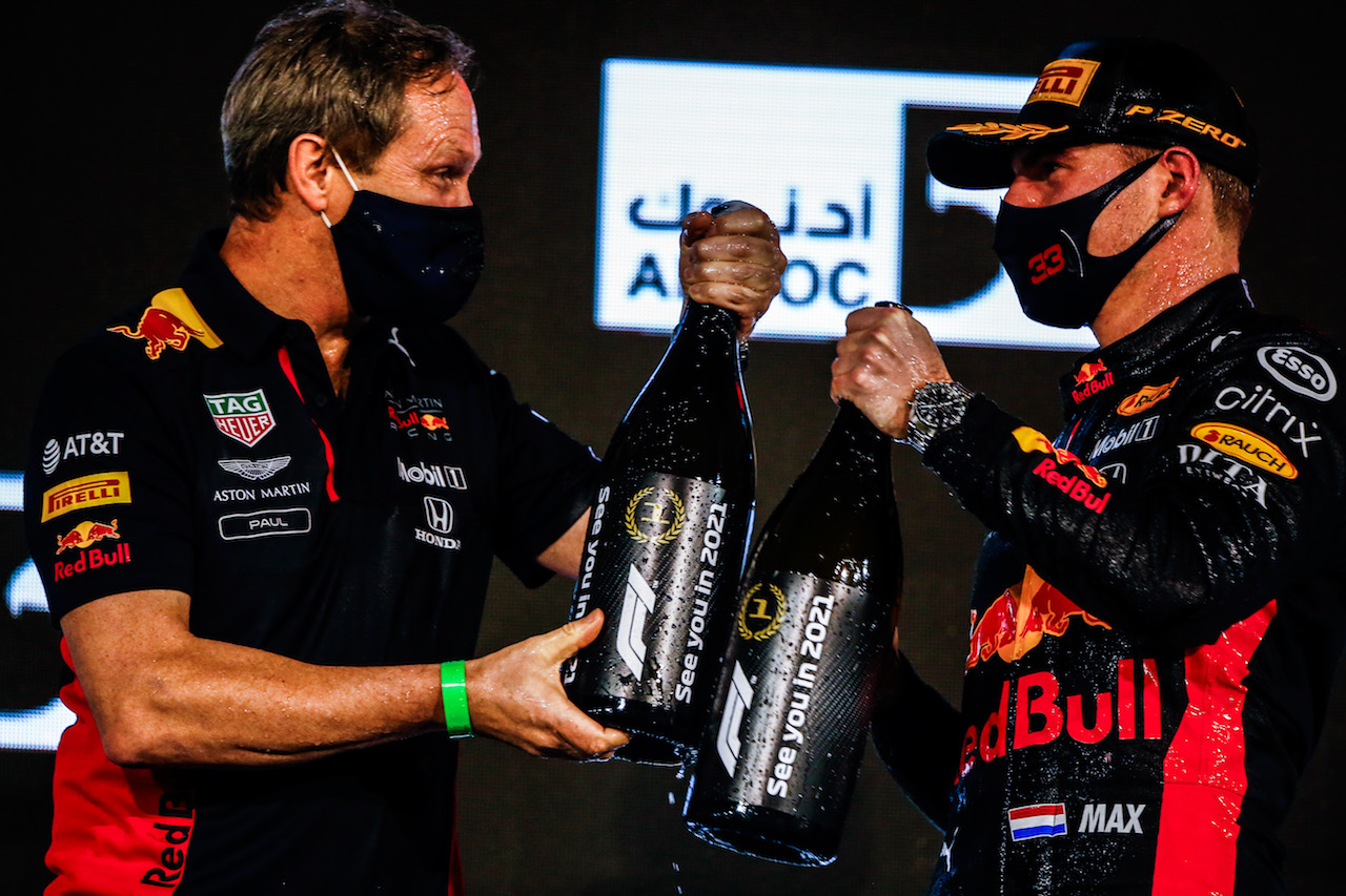 GP ABU DHABI, (L to R): Paul Monaghan (GBR) Red Bull Racing Chief Engineer celebrates with vincitore Max Verstappen (NLD) Red Bull Racing on the podium.
13.12.2020. Formula 1 World Championship, Rd 17, Abu Dhabi Grand Prix, Yas Marina Circuit, Abu Dhabi, Gara Day.
- www.xpbimages.com, EMail: requests@xpbimages.com © Copyright: FIA Pool Image for Editorial Use Only