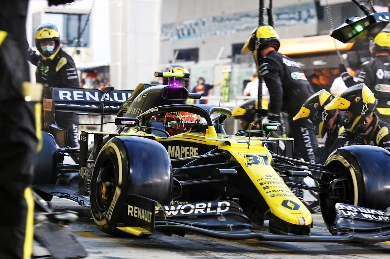GP ABU DHABI, Esteban Ocon (FRA) Renault F1 Team RS20 makes a pit stop.
13.12.2020. Formula 1 World Championship, Rd 17, Abu Dhabi Grand Prix, Yas Marina Circuit, Abu Dhabi, Gara Day.
- www.xpbimages.com, EMail: requests@xpbimages.com © Copyright: Charniaux / XPB Images