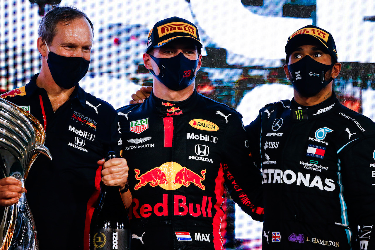 GP ABU DHABI, (L to R): Paul Monaghan (GBR) Red Bull Racing Chief Engineer with vincitore Max Verstappen (NLD) Red Bull Racing e third placed Lewis Hamilton (GBR) Mercedes AMG F1 on the podium.
13.12.2020. Formula 1 World Championship, Rd 17, Abu Dhabi Grand Prix, Yas Marina Circuit, Abu Dhabi, Gara Day.
- www.xpbimages.com, EMail: requests@xpbimages.com © Copyright: FIA Pool Image for Editorial Use Only