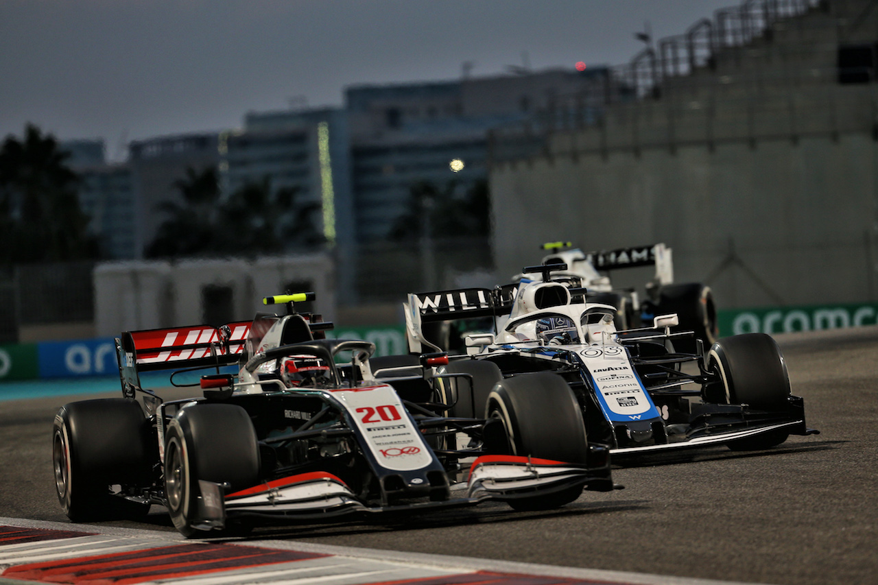 GP ABU DHABI, Kevin Magnussen (DEN) Haas VF-20 e Nicholas Latifi (CDN) Williams Racing FW43.
13.12.2020. Formula 1 World Championship, Rd 17, Abu Dhabi Grand Prix, Yas Marina Circuit, Abu Dhabi, Gara Day.
- www.xpbimages.com, EMail: requests@xpbimages.com © Copyright: Batchelor / XPB Images