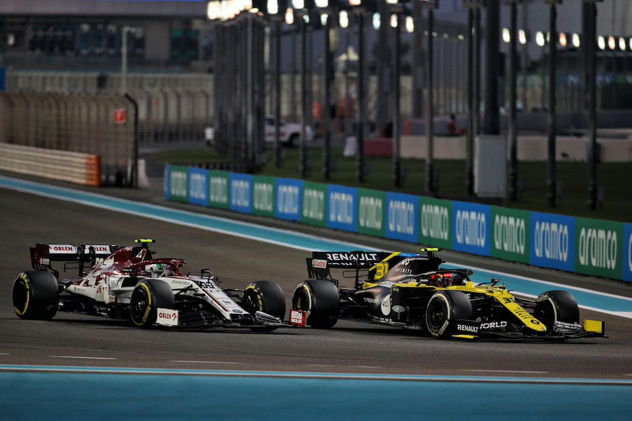 GP ABU DHABI, Antonio Giovinazzi (ITA) Alfa Romeo Racing C39 e Esteban Ocon (FRA) Renault F1 Team RS20 battle for position.
13.12.2020. Formula 1 World Championship, Rd 17, Abu Dhabi Grand Prix, Yas Marina Circuit, Abu Dhabi, Gara Day.
- www.xpbimages.com, EMail: requests@xpbimages.com © Copyright: Batchelor / XPB Images