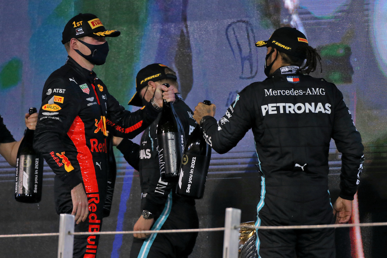 GP ABU DHABI, (L to R): Gara winner Max Verstappen (NLD) Red Bull Racing celebrates on the podium with third placed Lewis Hamilton (GBR) Mercedes AMG F1.
13.12.2020. Formula 1 World Championship, Rd 17, Abu Dhabi Grand Prix, Yas Marina Circuit, Abu Dhabi, Gara Day.
- www.xpbimages.com, EMail: requests@xpbimages.com © Copyright: Moy / XPB Images
