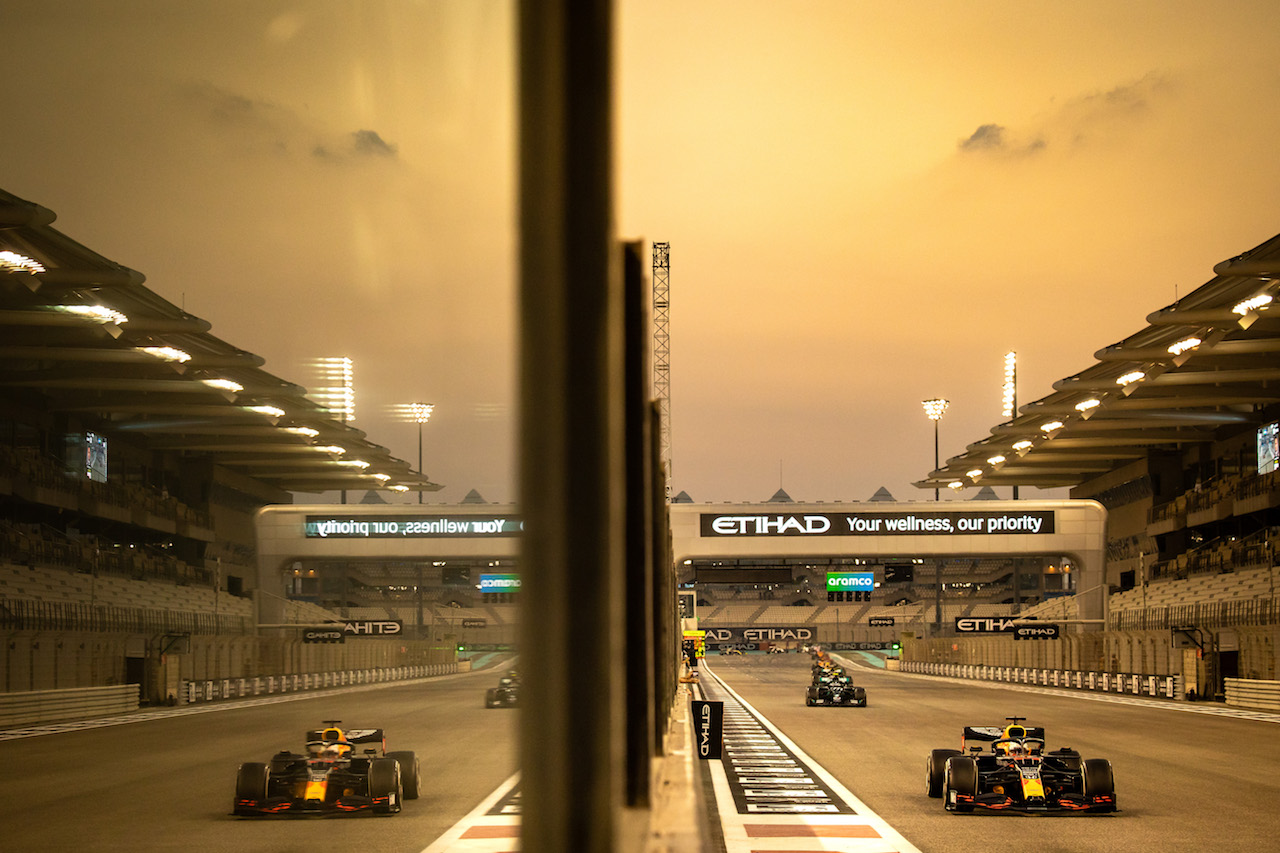 GP ABU DHABI, Max Verstappen (NLD) Red Bull Racing RB16.
13.12.2020. Formula 1 World Championship, Rd 17, Abu Dhabi Grand Prix, Yas Marina Circuit, Abu Dhabi, Gara Day.
- www.xpbimages.com, EMail: requests@xpbimages.com © Copyright: Bearne / XPB Images