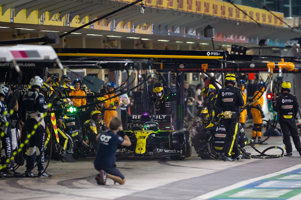 GP ABU DHABI, Daniel Ricciardo (AUS) Renault F1 Team RS20 makes a pit stop.
13.12.2020. Formula 1 World Championship, Rd 17, Abu Dhabi Grand Prix, Yas Marina Circuit, Abu Dhabi, Gara Day.
- www.xpbimages.com, EMail: requests@xpbimages.com © Copyright: Bearne / XPB Images
