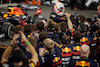 GP ABU DHABI, Gara winner Max Verstappen (NLD) Red Bull Racing celebrates with the team in parc ferme.
13.12.2020. Formula 1 World Championship, Rd 17, Abu Dhabi Grand Prix, Yas Marina Circuit, Abu Dhabi, Gara Day.
- www.xpbimages.com, EMail: requests@xpbimages.com © Copyright: FIA Pool Image for Editorial Use Only