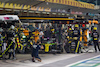 GP ABU DHABI, Daniel Ricciardo (AUS) Renault F1 Team RS20 makes a pit stop.
13.12.2020. Formula 1 World Championship, Rd 17, Abu Dhabi Grand Prix, Yas Marina Circuit, Abu Dhabi, Gara Day.
- www.xpbimages.com, EMail: requests@xpbimages.com © Copyright: Bearne / XPB Images
