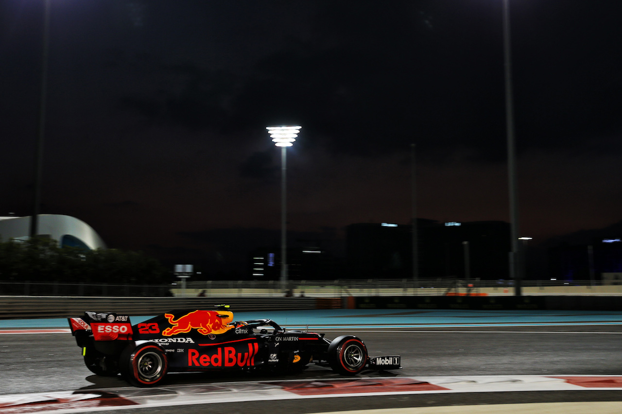 GP ABU DHABI, Alexander Albon (THA) Red Bull Racing RB16.
12.12.2020. Formula 1 World Championship, Rd 17, Abu Dhabi Grand Prix, Yas Marina Circuit, Abu Dhabi, Qualifiche Day.
- www.xpbimages.com, EMail: requests@xpbimages.com © Copyright: Batchelor / XPB Images