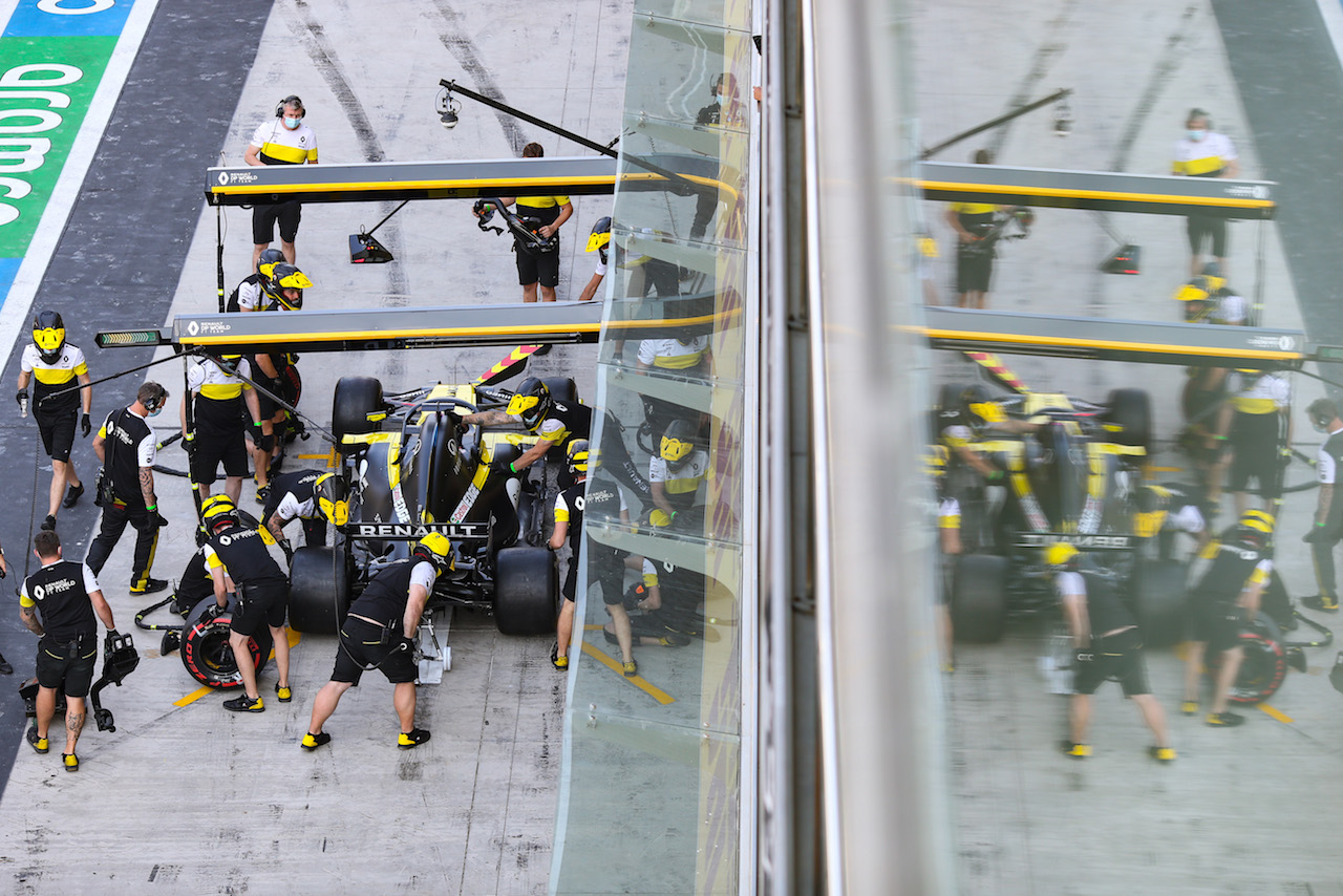 GP ABU DHABI, Esteban Ocon (FRA) Renault F1 Team RS20 practices a pit stop.
12.12.2020. Formula 1 World Championship, Rd 17, Abu Dhabi Grand Prix, Yas Marina Circuit, Abu Dhabi, Qualifiche Day.
- www.xpbimages.com, EMail: requests@xpbimages.com © Copyright: Charniaux / XPB Images