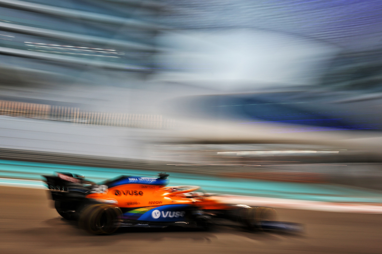 GP ABU DHABI, Carlos Sainz Jr (ESP) McLaren MCL35.
12.12.2020. Formula 1 World Championship, Rd 17, Abu Dhabi Grand Prix, Yas Marina Circuit, Abu Dhabi, Qualifiche Day.
- www.xpbimages.com, EMail: requests@xpbimages.com © Copyright: Moy / XPB Images