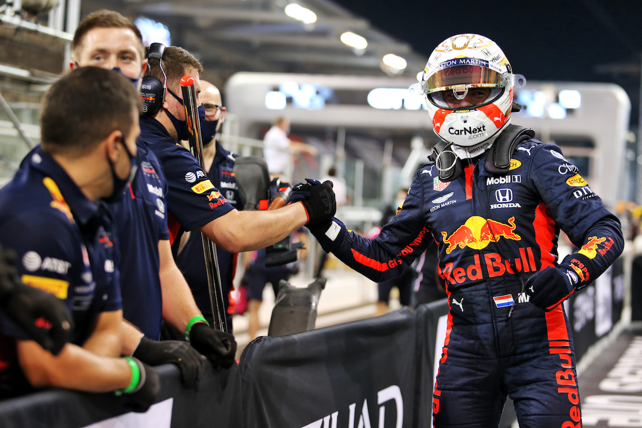 GP ABU DHABI, Max Verstappen (NLD) Red Bull Racing celebrates his pole position in qualifying parc ferme with the team.
12.12.2020. Formula 1 World Championship, Rd 17, Abu Dhabi Grand Prix, Yas Marina Circuit, Abu Dhabi, Qualifiche Day.
- www.xpbimages.com, EMail: requests@xpbimages.com © Copyright: Moy / XPB Images