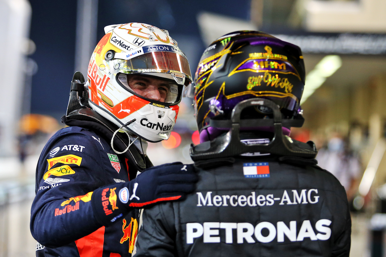 GP ABU DHABI, (L to R): Max Verstappen (NLD) Red Bull Racing celebrates his pole position in qualifying parc ferme with Lewis Hamilton (GBR) Mercedes AMG F1.
12.12.2020. Formula 1 World Championship, Rd 17, Abu Dhabi Grand Prix, Yas Marina Circuit, Abu Dhabi, Qualifiche Day.
- www.xpbimages.com, EMail: requests@xpbimages.com © Copyright: Moy / XPB Images