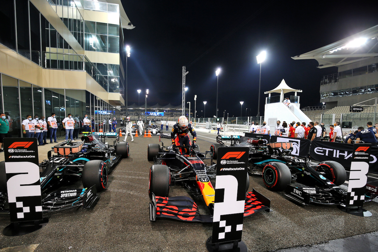 GP ABU DHABI, Max Verstappen (NLD) Red Bull Racing RB16 celebrates his pole position in qualifying parc ferme with Valtteri Bottas (FIN) Mercedes AMG F1 W11 (Left) e Lewis Hamilton (GBR) Mercedes AMG F1 W11 (Right).
12.12.2020. Formula 1 World Championship, Rd 17, Abu Dhabi Grand Prix, Yas Marina Circuit, Abu Dhabi, Qualifiche Day.
- www.xpbimages.com, EMail: requests@xpbimages.com © Copyright: Moy / XPB Images