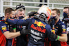 GP ABU DHABI, Max Verstappen (NLD) Red Bull Racing celebrates his pole position in qualifying parc ferme with the team.
12.12.2020. Formula 1 World Championship, Rd 17, Abu Dhabi Grand Prix, Yas Marina Circuit, Abu Dhabi, Qualifiche Day.
- www.xpbimages.com, EMail: requests@xpbimages.com © Copyright: Moy / XPB Images