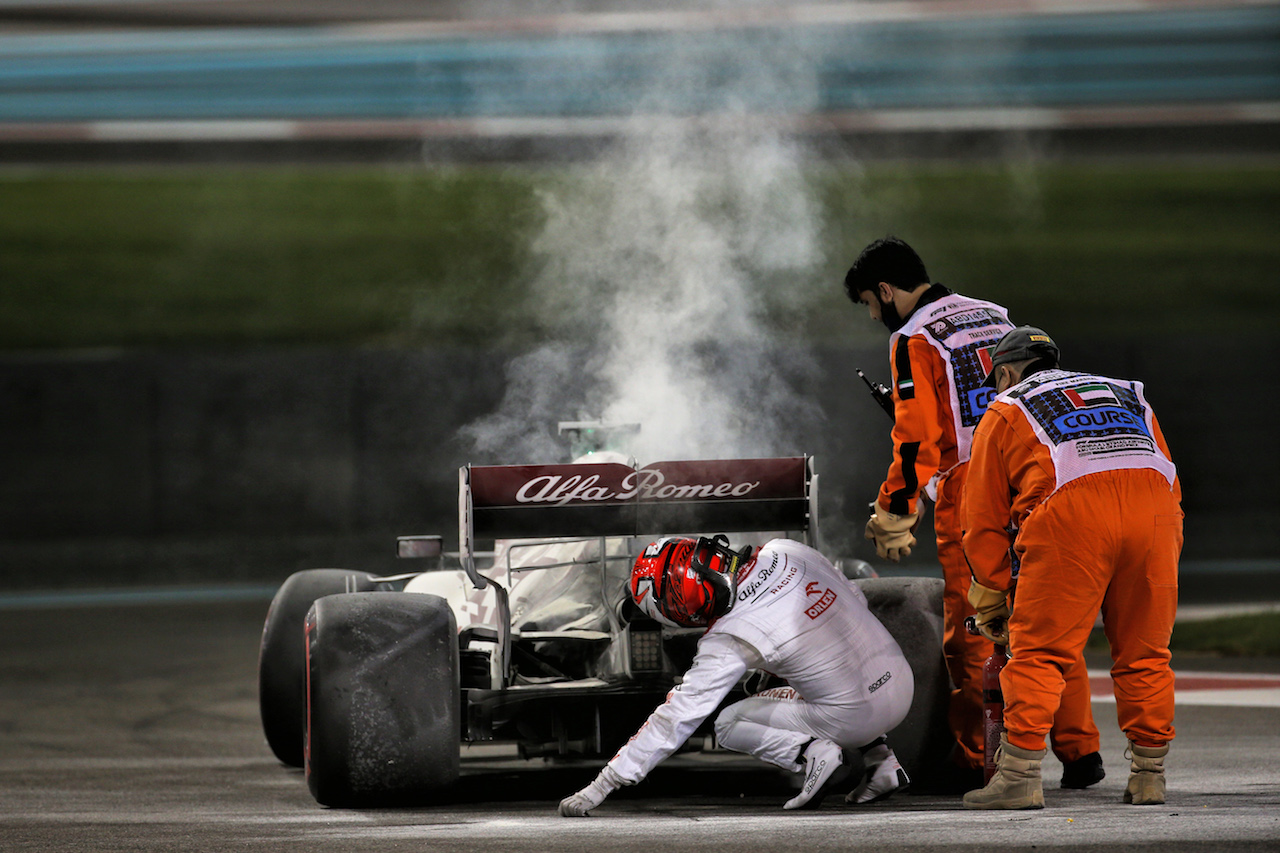 GP ABU DHABI, Kimi Raikkonen (FIN) Alfa Romeo Racing C39 in the second practice session with marshals putting out a fire.
11.12.2020. Formula 1 World Championship, Rd 17, Abu Dhabi Grand Prix, Yas Marina Circuit, Abu Dhabi, Practice Day.
- www.xpbimages.com, EMail: requests@xpbimages.com © Copyright: Batchelor / XPB Images