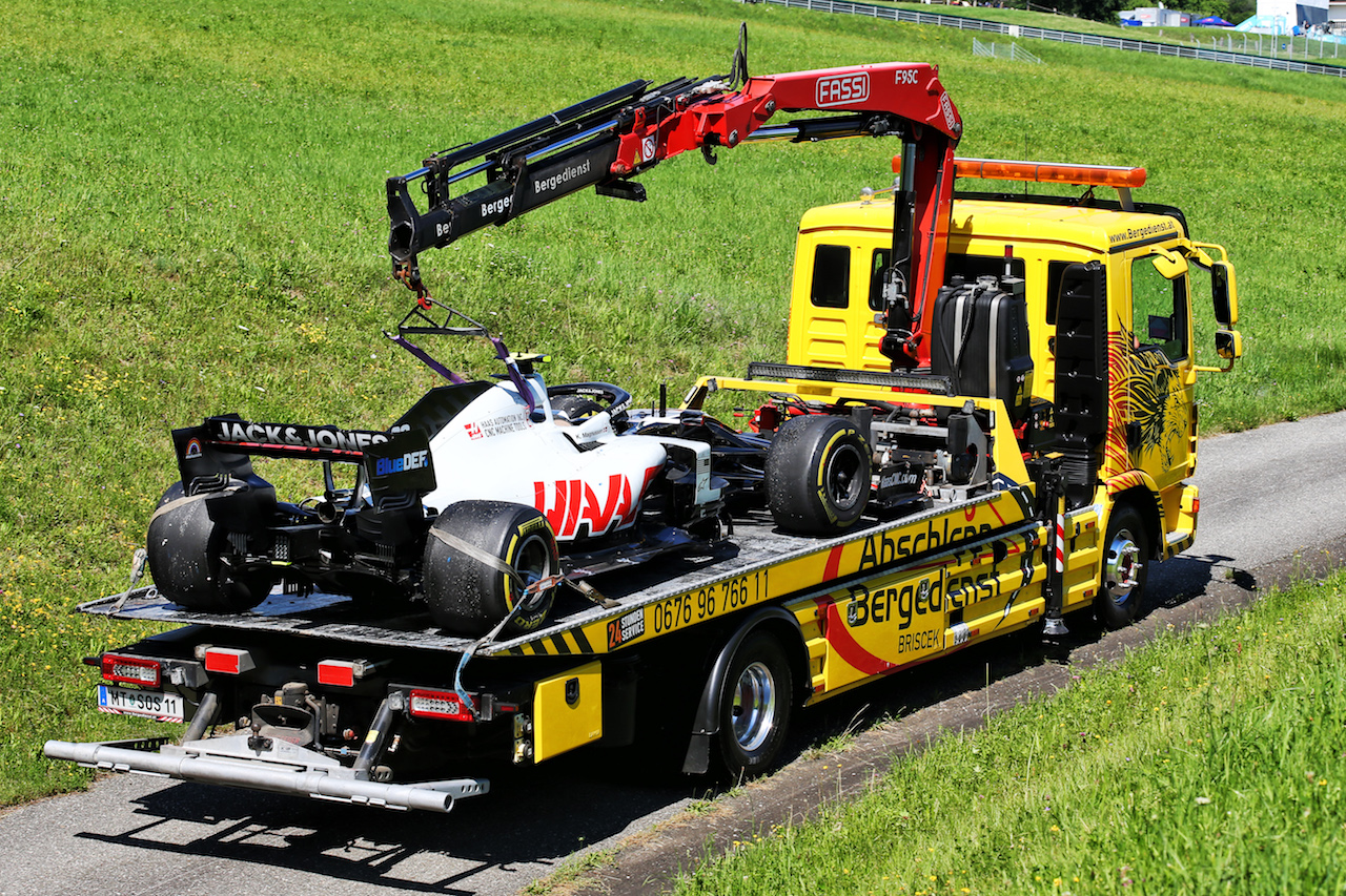 GP AUSTRIA, The Haas VF-20 of race retiree Kevin Magnussen (DEN) Haas F1 Team is recovered back to the pits on the back of a truck.
05.07.2020. Formula 1 World Championship, Rd 1, Austrian Grand Prix, Spielberg, Austria, Gara Day.
- www.xpbimages.com, EMail: requests@xpbimages.com © Copyright: Batchelor / XPB Images