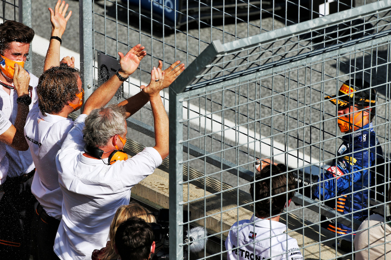 GP AUSTRIA, Lando Norris (GBR) McLaren celebrates his third position on the podium with the team.
05.07.2020. Formula 1 World Championship, Rd 1, Austrian Grand Prix, Spielberg, Austria, Gara Day.
- www.xpbimages.com, EMail: requests@xpbimages.com © Copyright: Moy / XPB Images