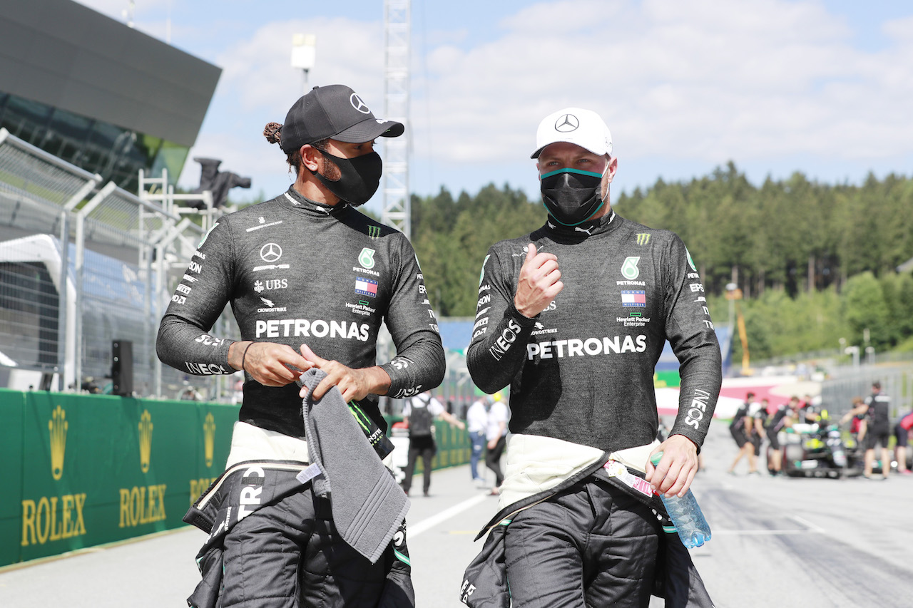 GP AUSTRIA, (L to R): Lewis Hamilton (GBR) Mercedes AMG F1 with his team mate Valtteri Bottas (FIN) Mercedes AMG F1 in qualifying parc ferme.
04.07.2020. Formula 1 World Championship, Rd 1, Austrian Grand Prix, Spielberg, Austria, Qualifiche Day.
- www.xpbimages.com, EMail: requests@xpbimages.com - copy of publication required for printed pictures. Every used picture is fee-liable. © Copyright: FIA Pool Image for Editorial Use Only