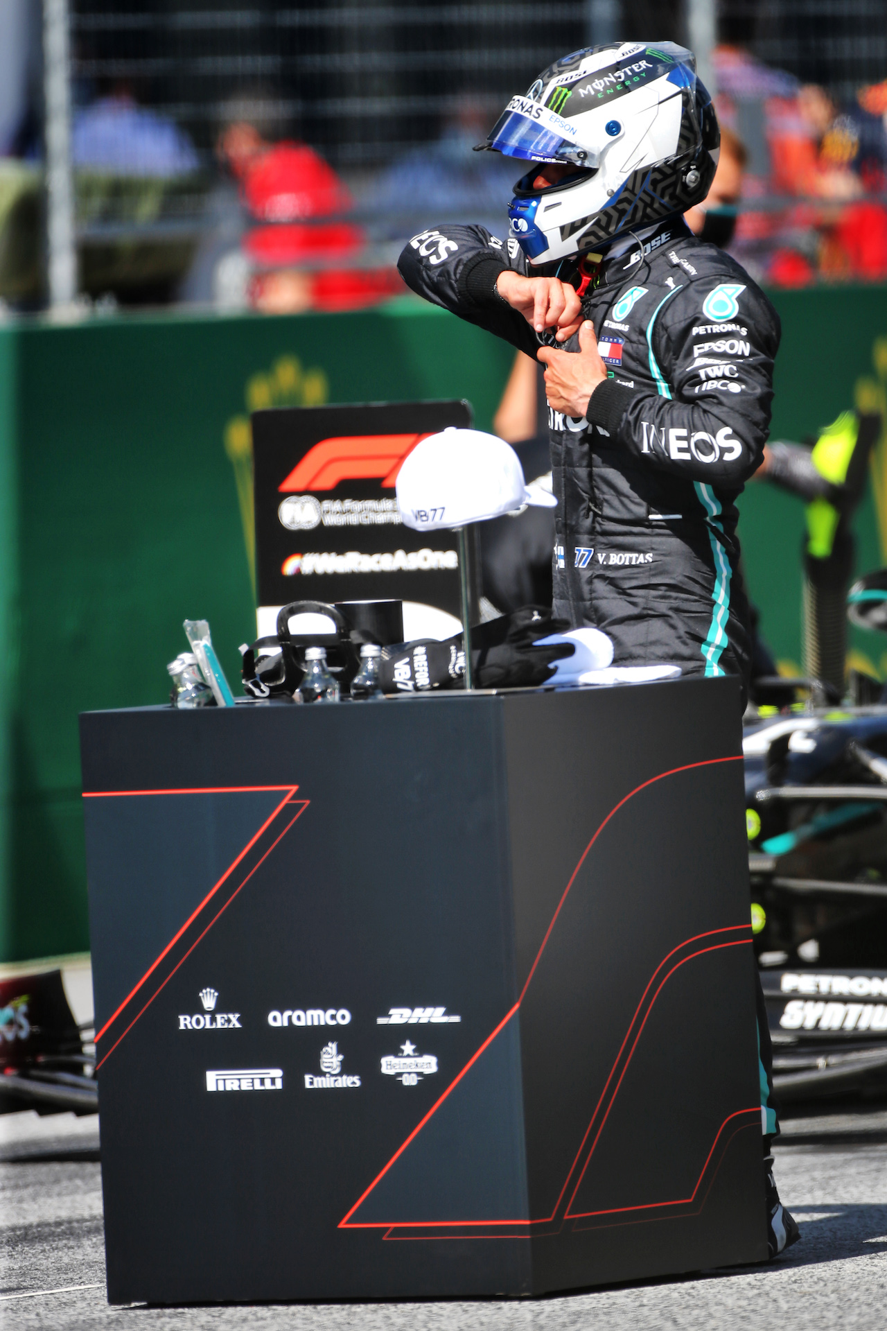 GP AUSTRIA, Pole sitter Valtteri Bottas (FIN) Mercedes AMG F1 W11 in qualifying parc ferme.
04.07.2020. Formula 1 World Championship, Rd 1, Austrian Grand Prix, Spielberg, Austria, Qualifiche Day.
- www.xpbimages.com, EMail: requests@xpbimages.com © Copyright: Charniaux / XPB Images