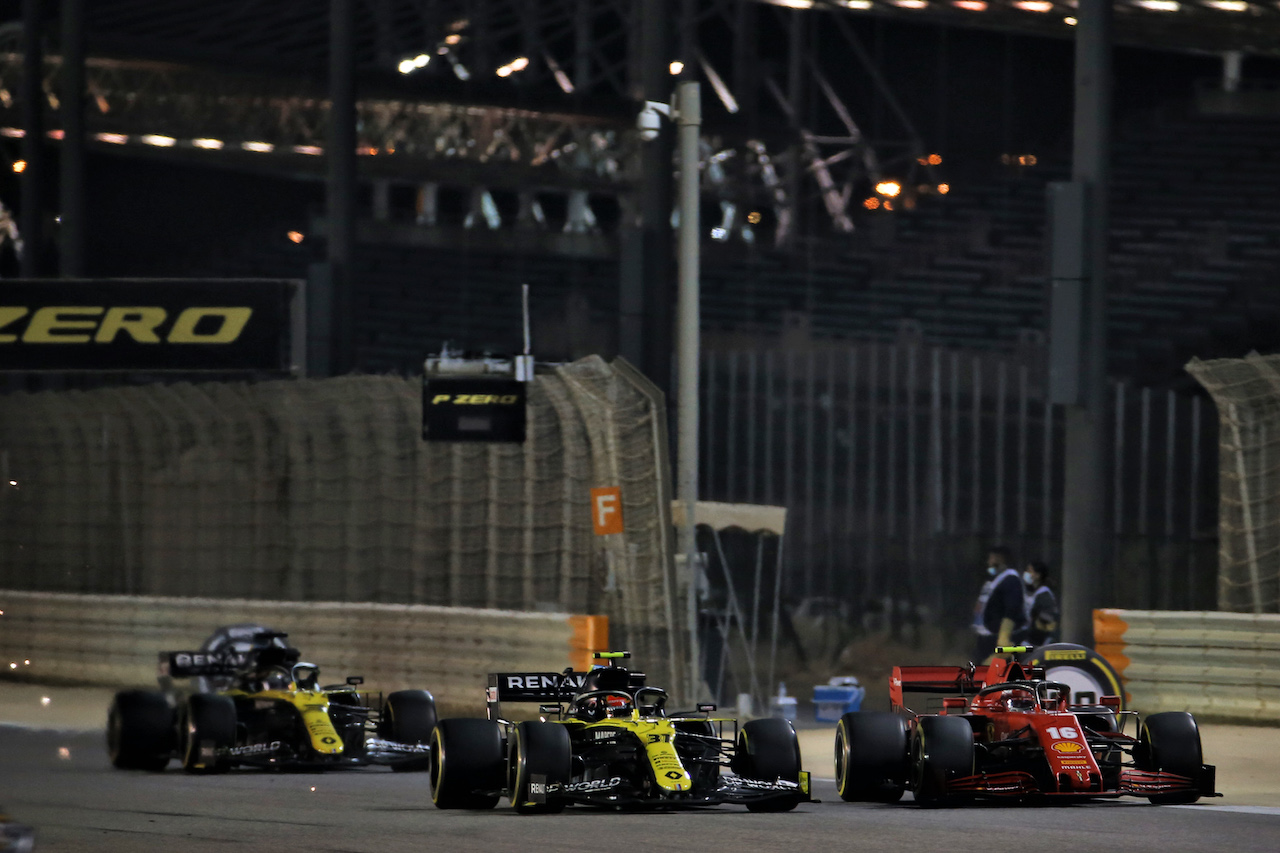 GP BAHRAIN, Esteban Ocon (FRA) Renault F1 Team RS20 e Charles Leclerc (MON) Ferrari SF1000 battle for position.
29.11.2020. Formula 1 World Championship, Rd 15, Bahrain Grand Prix, Sakhir, Bahrain, Gara Day.
- www.xpbimages.com, EMail: requests@xpbimages.com © Copyright: Batchelor / XPB Images