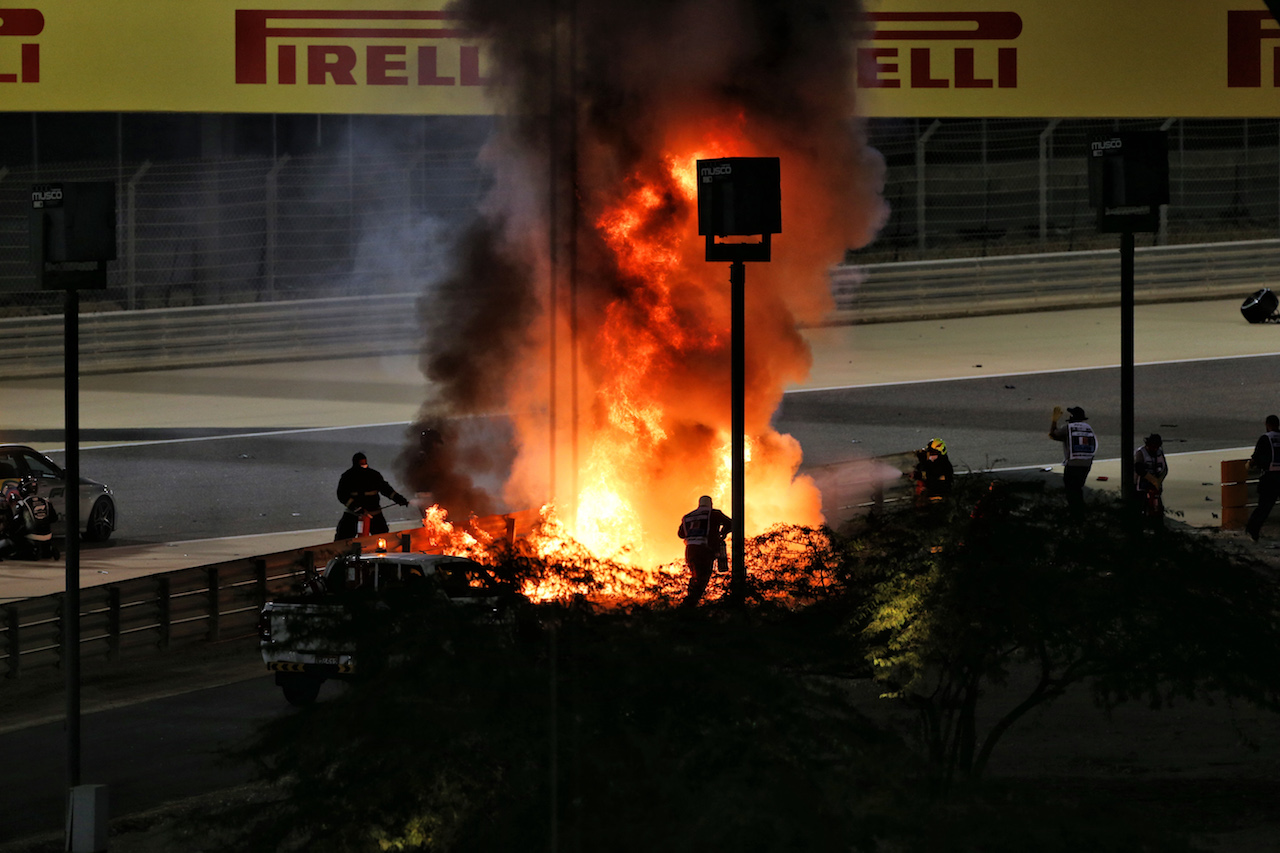 GP BAHRAIN, Marshals put out the fire of after Romain Grosjean (FRA) Haas F1 Team VF-20 crashed at the partenza of the race e exploded into flames.
29.11.2020. Formula 1 World Championship, Rd 15, Bahrain Grand Prix, Sakhir, Bahrain, Gara Day.
- www.xpbimages.com, EMail: requests@xpbimages.com © Copyright: Moy / XPB Images