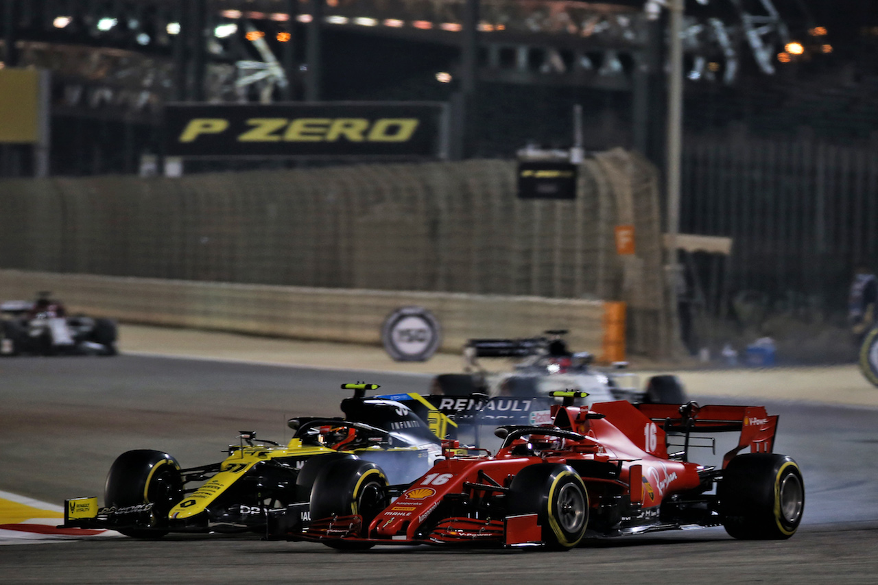 GP BAHRAIN, Esteban Ocon (FRA) Renault F1 Team RS20 e Charles Leclerc (MON) Ferrari SF1000 battle for position.
29.11.2020. Formula 1 World Championship, Rd 15, Bahrain Grand Prix, Sakhir, Bahrain, Gara Day.
- www.xpbimages.com, EMail: requests@xpbimages.com © Copyright: Batchelor / XPB Images