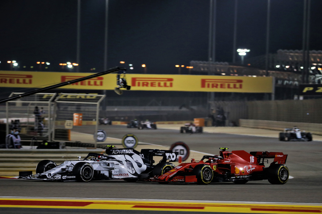 GP BAHRAIN, Pierre Gasly (FRA) AlphaTauri AT01 e Charles Leclerc (MON) Ferrari SF1000 battle for position.
29.11.2020. Formula 1 World Championship, Rd 15, Bahrain Grand Prix, Sakhir, Bahrain, Gara Day.
- www.xpbimages.com, EMail: requests@xpbimages.com © Copyright: Batchelor / XPB Images