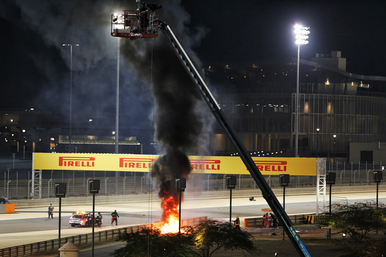 GP BAHRAIN, Marshals put out the fire of after Romain Grosjean (FRA) Haas F1 Team VF-20 crashed at the partenza of the race e exploded into flames.
29.11.2020. Formula 1 World Championship, Rd 15, Bahrain Grand Prix, Sakhir, Bahrain, Gara Day.
- www.xpbimages.com, EMail: requests@xpbimages.com © Copyright: Moy / XPB Images