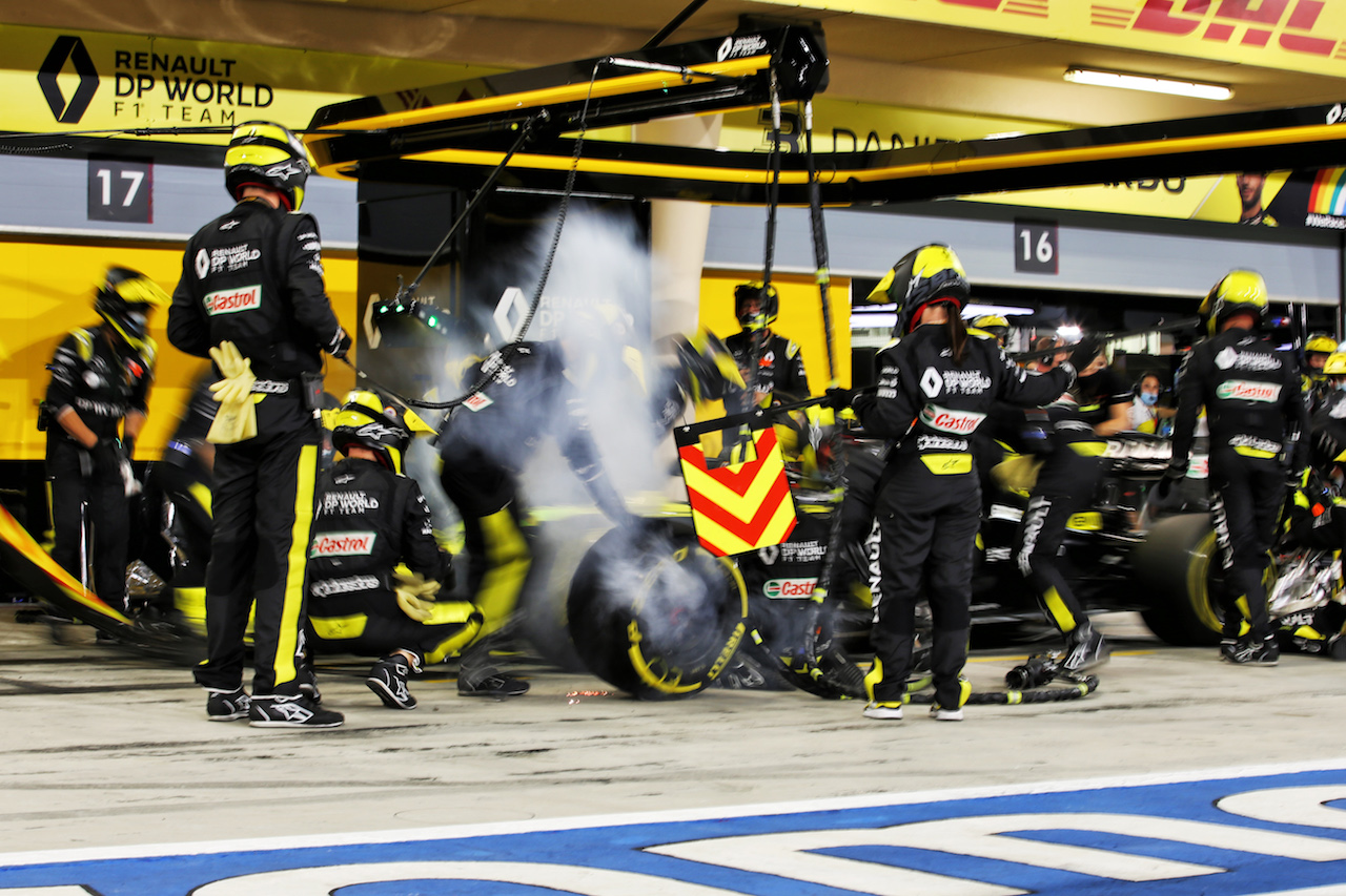 GP BAHRAIN, Esteban Ocon (FRA) Renault F1 Team RS20 makes a pit stop.
29.11.2020. Formula 1 World Championship, Rd 15, Bahrain Grand Prix, Sakhir, Bahrain, Gara Day.
- www.xpbimages.com, EMail: requests@xpbimages.com © Copyright: Charniaux / XPB Images