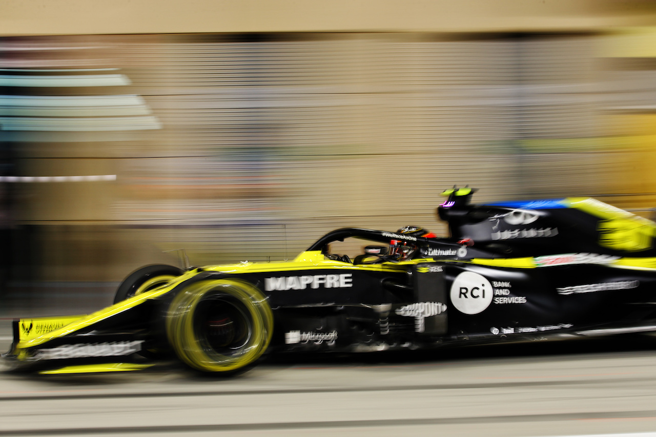 GP BAHRAIN, Esteban Ocon (FRA) Renault F1 Team RS20 makes a pit stop.
29.11.2020. Formula 1 World Championship, Rd 15, Bahrain Grand Prix, Sakhir, Bahrain, Gara Day.
- www.xpbimages.com, EMail: requests@xpbimages.com © Copyright: Charniaux / XPB Images