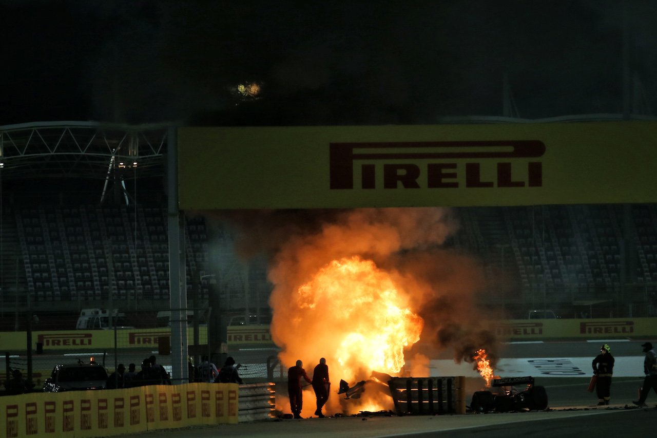 GP BAHRAIN, Marshals put out the fire of after Romain Grosjean (FRA) Haas F1 Team VF-20 crashed at the partenza of the race e exploded into flames.
29.11.2020. Formula 1 World Championship, Rd 15, Bahrain Grand Prix, Sakhir, Bahrain, Gara Day.
- www.xpbimages.com, EMail: requests@xpbimages.com © Copyright: Batchelor / XPB Images