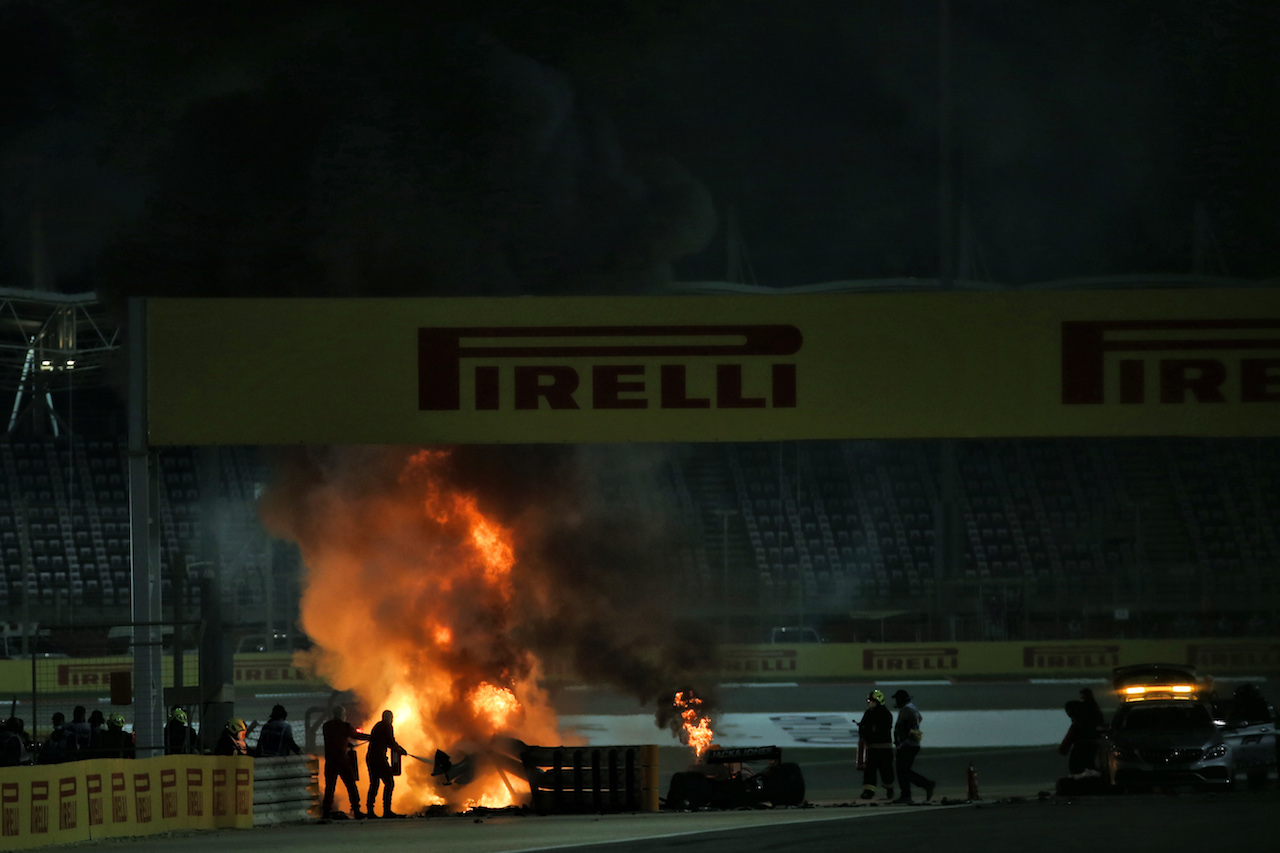 GP BAHRAIN, Marshals put out the fire of after Romain Grosjean (FRA) Haas F1 Team VF-20 crashed at the partenza of the race e exploded into flames.
29.11.2020. Formula 1 World Championship, Rd 15, Bahrain Grand Prix, Sakhir, Bahrain, Gara Day.
- www.xpbimages.com, EMail: requests@xpbimages.com © Copyright: Batchelor / XPB Images