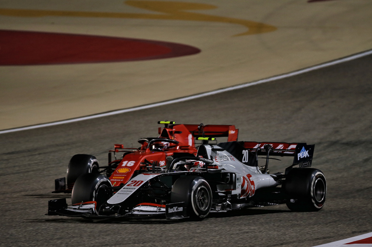 GP BAHRAIN, Kevin Magnussen (DEN) Haas VF-20 e Charles Leclerc (MON) Ferrari SF1000 battle for position.
29.11.2020. Formula 1 World Championship, Rd 15, Bahrain Grand Prix, Sakhir, Bahrain, Gara Day.
- www.xpbimages.com, EMail: requests@xpbimages.com © Copyright: Batchelor / XPB Images