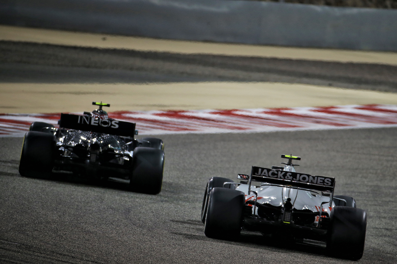 GP BAHRAIN, Kevin Magnussen (DEN) Haas VF-20 e Valtteri Bottas (FIN) Mercedes AMG F1 W11.
29.11.2020. Formula 1 World Championship, Rd 15, Bahrain Grand Prix, Sakhir, Bahrain, Gara Day.
- www.xpbimages.com, EMail: requests@xpbimages.com © Copyright: Batchelor / XPB Images