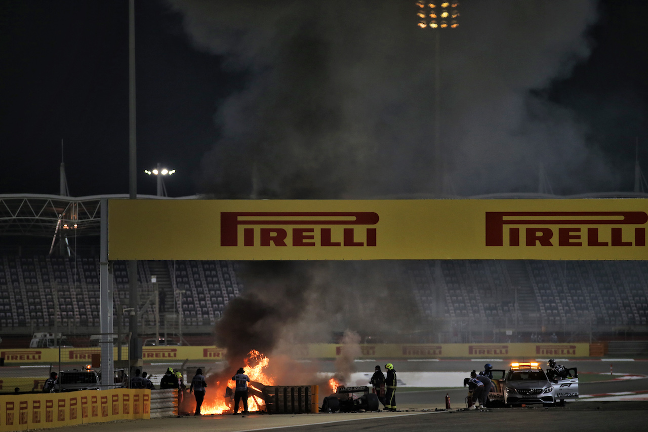 GP BAHRAIN, Marshals put out the fire of after Romain Grosjean (FRA) Haas F1 Team VF-20 crashed at the partenza of the race e exploded into flames.
29.11.2020. Formula 1 World Championship, Rd 15, Bahrain Grand Prix, Sakhir, Bahrain, Gara Day.
- www.xpbimages.com, EMail: requests@xpbimages.com © Copyright: Batchelor / XPB Images