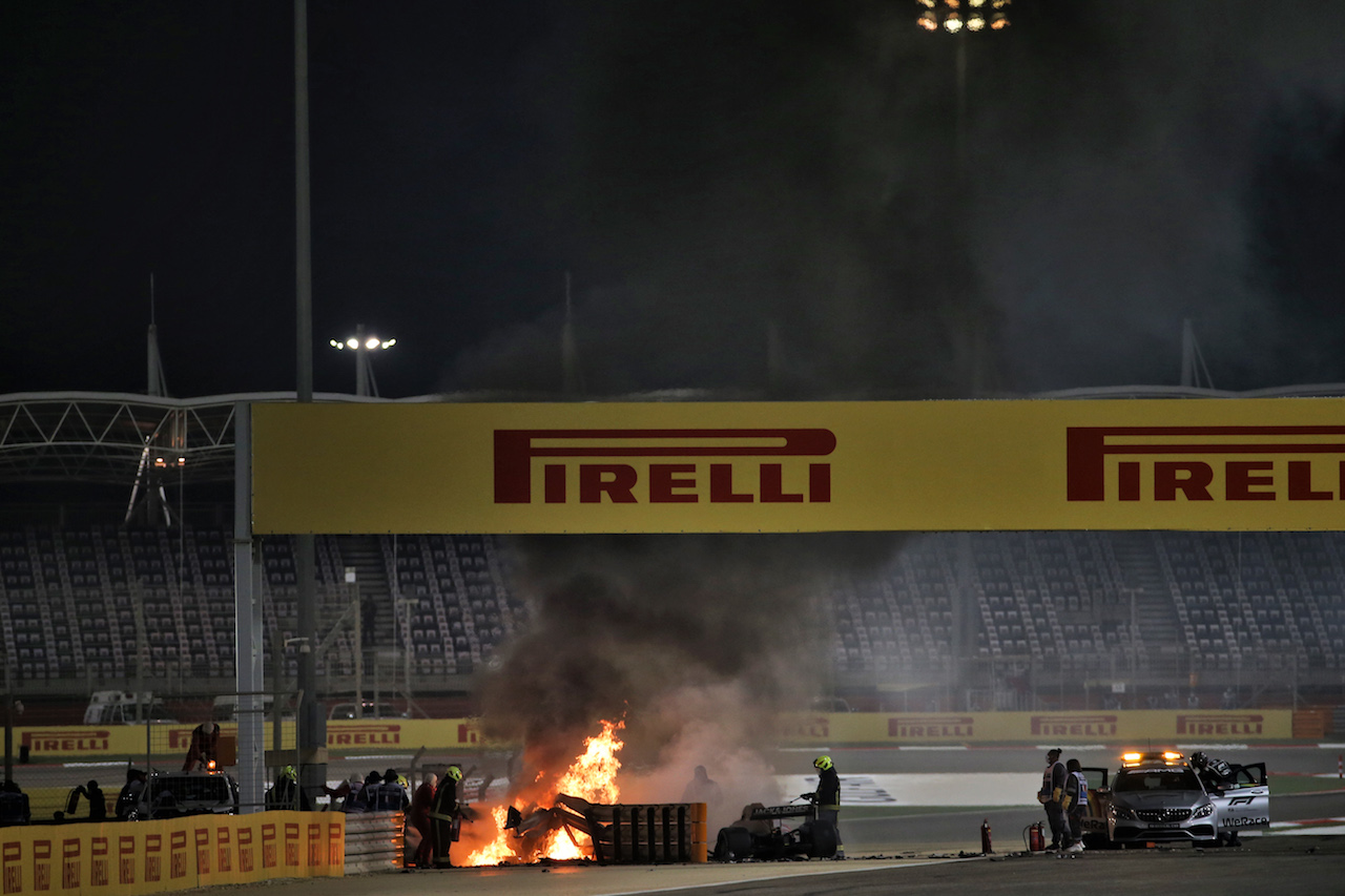 GP BAHRAIN, Marshals put out the fire of after Romain Grosjean (FRA) Haas F1 Team VF-20 crashed at the partenza of the race e exploded into flames.
29.11.2020. Formula 1 World Championship, Rd 15, Bahrain Grand Prix, Sakhir, Bahrain, Gara Day.
- www.xpbimages.com, EMail: requests@xpbimages.com © Copyright: Batchelor / XPB Images