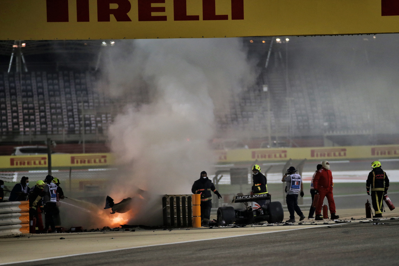 GP BAHRAIN, Marshals put out the fire of after Romain Grosjean (FRA) Haas F1 Team VF-20 crashed at the partenza of the race e exploded into flames.
29.11.2020. Formula 1 World Championship, Rd 15, Bahrain Grand Prix, Sakhir, Bahrain, Gara Day.
- www.xpbimages.com, EMail: requests@xpbimages.com © Copyright: Batchelor / XPB Images