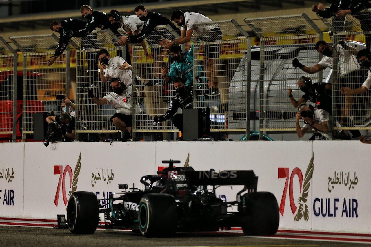GP BAHRAIN, Gara winner Lewis Hamilton (GBR) Mercedes AMG F1 W11 at the end of the race.
29.11.2020. Formula 1 World Championship, Rd 15, Bahrain Grand Prix, Sakhir, Bahrain, Gara Day.
- www.xpbimages.com, EMail: requests@xpbimages.com © Copyright: Moy / XPB Images