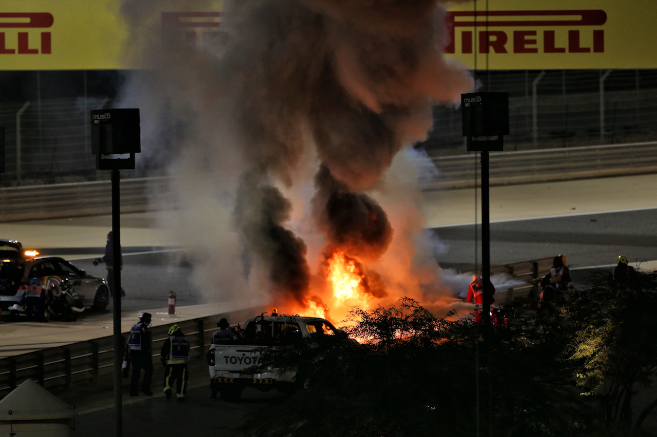 GP BAHRAIN, Marshals put out the fire of after Romain Grosjean (FRA) Haas F1 Team VF-20 crashed at the partenza of the race e exploded into flames.
29.11.2020. Formula 1 World Championship, Rd 15, Bahrain Grand Prix, Sakhir, Bahrain, Gara Day.
- www.xpbimages.com, EMail: requests@xpbimages.com © Copyright: Moy / XPB Images
