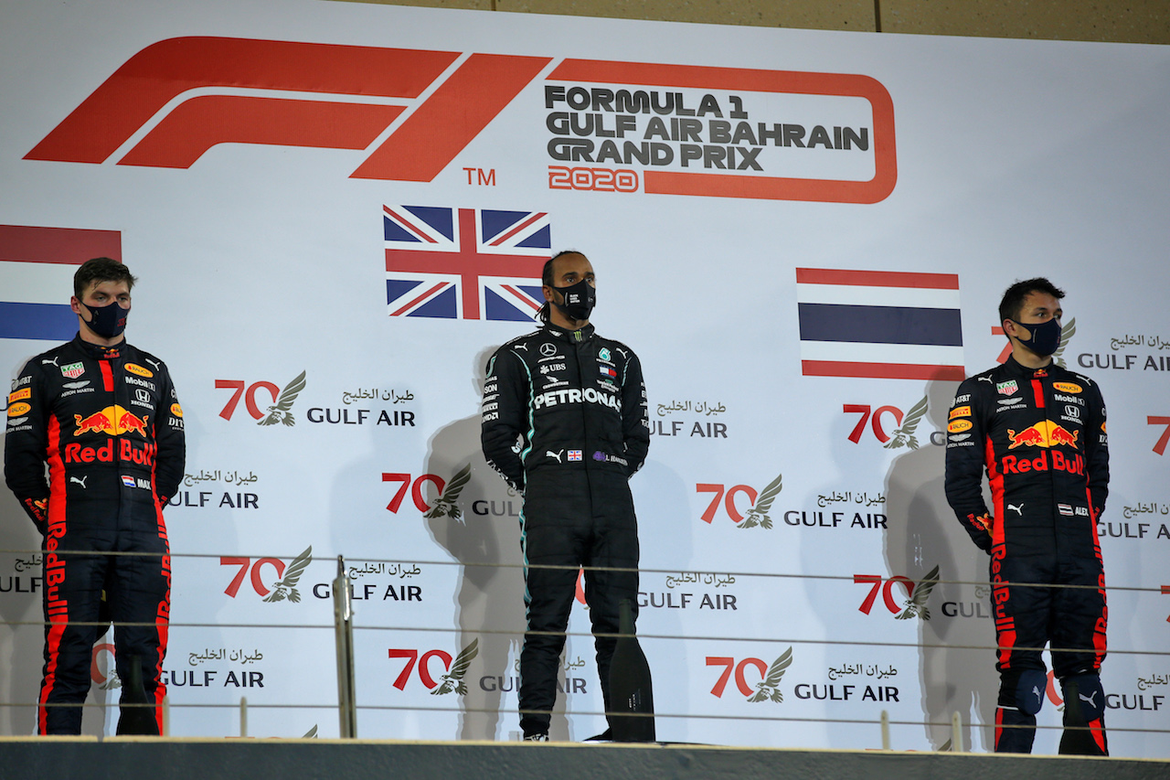 GP BAHRAIN, The podium (L to R): Max Verstappen (NLD) Red Bull Racing, second; Lewis Hamilton (GBR) Mercedes AMG F1, vincitore; Alexander Albon (THA) Red Bull Racing, third.
29.11.2020. Formula 1 World Championship, Rd 15, Bahrain Grand Prix, Sakhir, Bahrain, Gara Day.
- www.xpbimages.com, EMail: requests@xpbimages.com © Copyright: Batchelor / XPB Images