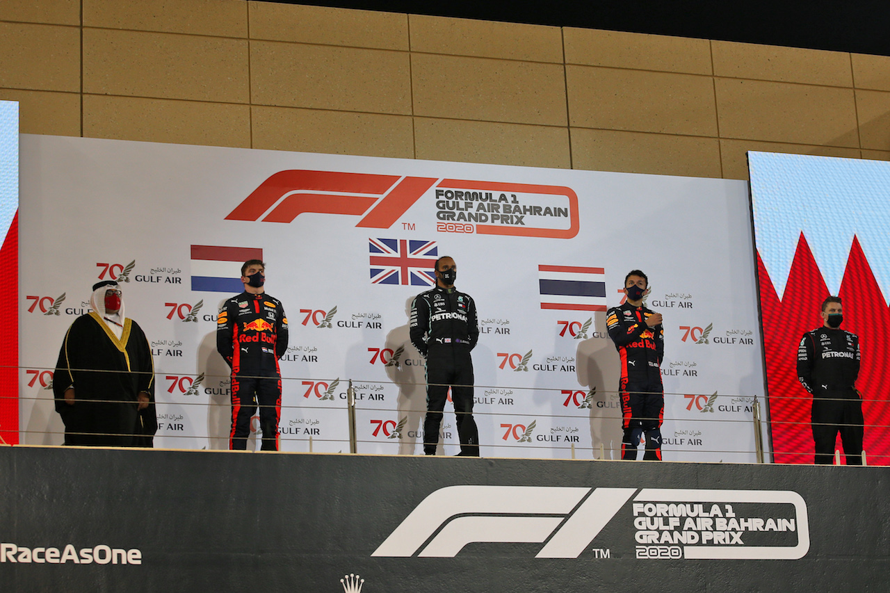 GP BAHRAIN, The podium (L to R): Max Verstappen (NLD) Red Bull Racing, second; Lewis Hamilton (GBR) Mercedes AMG F1, vincitore; Alexander Albon (THA) Red Bull Racing, third.
29.11.2020. Formula 1 World Championship, Rd 15, Bahrain Grand Prix, Sakhir, Bahrain, Gara Day.
- www.xpbimages.com, EMail: requests@xpbimages.com © Copyright: Batchelor / XPB Images