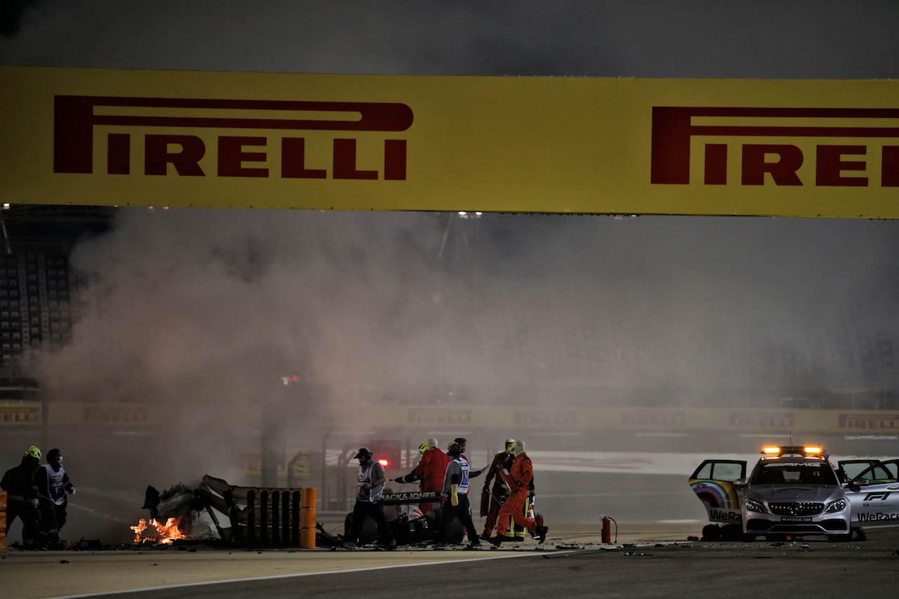 GP BAHRAIN, Marshals put out the fire of after Romain Grosjean (FRA) Haas F1 Team VF-20 crashed at the partenza of the race e exploded into flames.
29.11.2020. Formula 1 World Championship, Rd 15, Bahrain Grand Prix, Sakhir, Bahrain, Gara Day.
- www.xpbimages.com, EMail: requests@xpbimages.com © Copyright: Batchelor / XPB Images