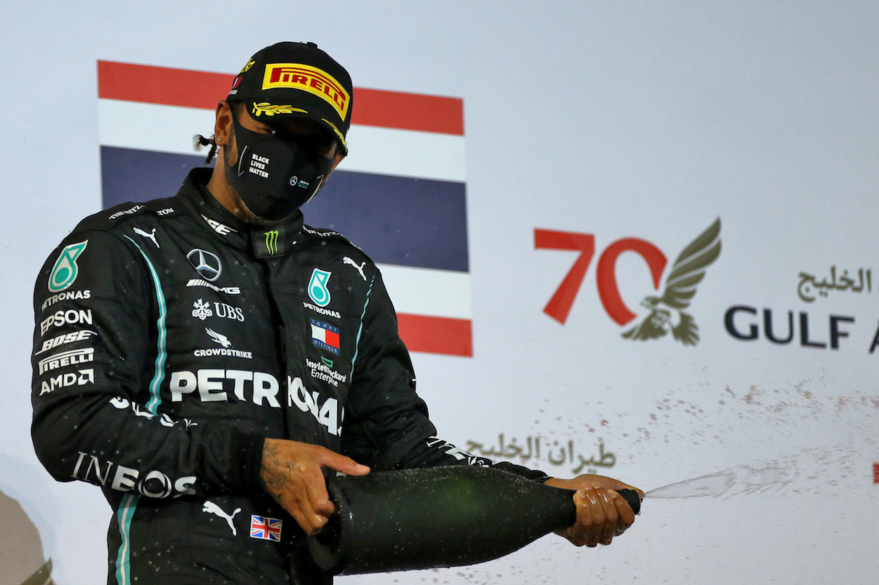 GP BAHRAIN, Gara winner Lewis Hamilton (GBR) Mercedes AMG F1 celebrates on the podium.
29.11.2020. Formula 1 World Championship, Rd 15, Bahrain Grand Prix, Sakhir, Bahrain, Gara Day.
- www.xpbimages.com, EMail: requests@xpbimages.com © Copyright: Moy / XPB Images